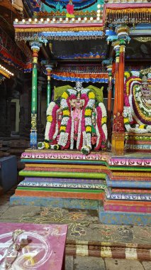 Hindistan 'ın Tamil Nadu kentindeki Thiruvannamalai' de Arunachalesvara Bataklık Tapınağı Karthika Deepam Festivali 'nde çiçek çelengi ile süslenmiş kutsal Hindu tanrısı putu.