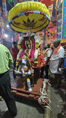 TAMIL NADU, INDIA - NOVEMBER 26, 2023: İnsanlar Hindistan 'ın Tamil Nadu kentinde düzenlenen Thiruvannamalai' de Arunachalesvara Swamy Tapınağı Karthika Deepam Festivali 'nde çiçek desenli kutsal Hindu tanrısı putuna tapıyorlar.