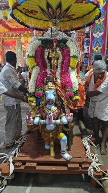 TAMIL NADU, INDIA - NOVEMBER 26, 2023: İnsanlar Hindistan 'ın Tamil Nadu kentinde düzenlenen Thiruvannamalai' de Arunachalesvara Swamy Tapınağı Karthika Deepam Festivali 'nde çiçek desenli kutsal Hindu tanrısı putuna tapıyorlar.