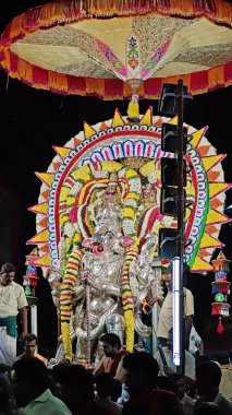 TAMIL NADU, INDIA - NOVEMBER 26, 2023: İnsanlar Hindistan 'ın Tamil Nadu kentinde düzenlenen Thiruvannamalai' de Arunachalesvara Swamy Tapınağı Karthika Deepam Festivali 'nde çiçek desenli kutsal Hindu tanrısı putuna tapıyorlar.