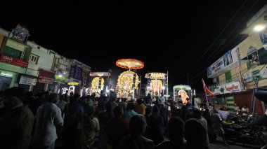 TAMIL NADU, INDIA - NOVEMBER 26, 2023: İnsanlar Hindistan 'ın Tamil Nadu kentinde Susuzluk Vadisi' nde Arunachalesvara Swamy Tapınağı Karthika Deepam Festivali 'nde çiçeklerle süslenmiş kutsal Hindu tanrıları putlarına tapıyorlar.