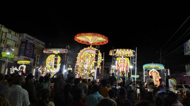 TAMIL NADU, INDIA - NOVEMBER 26, 2023: İnsanlar Hindistan 'ın Tamil Nadu kentinde Susuzluk Vadisi' nde Arunachalesvara Swamy Tapınağı Karthika Deepam Festivali 'nde çiçeklerle süslenmiş kutsal Hindu tanrıları putlarına tapıyorlar.
