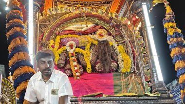 TAMIL NADU, INDIA - NOVEMBER 26, 2023: Arunachalesvara Swamy Temple, Hindistan 'ın Tamil Nadu kentinde Karthika Deepam Festivali' ni kutlayan Hintliler