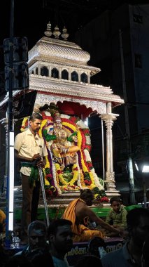 TAMIL NADU, INDIA - NOVEMBER 26, 2023: Hindistan 'ın Tamil Nadu kentindeki Thiruvannamalai' de Arunachalesvara Swamy Tapınağı Karthika Deepam Festivali 'nde çiçek çelengi ile süslenmiş kutsal Hindu tanrısı idolü