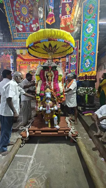 stock image TAMIL NADU, INDIA - NOVEMBER 26, 2023: people worhsiping sacred Hindu God idol decorated with floral garland, Arunachalesvara Swamy Temple Karthika Deepam Festival at Thiruvannamalai in Tamil Nadu, India