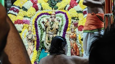 TAMIL NADU, INDIA - NOVEMBER 26, 2023: Hindistan 'ın Tamil Nadu kentindeki Thiruvannamalai' de Arunachalesvara Swamy Tapınağı Karthika Deepam Festivali 'nde çiçek çelengi ile süslenmiş kutsal Hindu tanrısı idolü