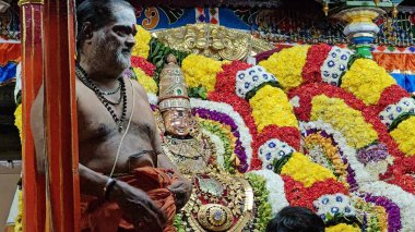 TAMIL NADU, INDIA - NOVEMBER 26, 2023: Hindistan 'ın Tamil Nadu kentindeki Thiruvannamalai' de Arunachalesvara Swamy Tapınağı Karthika Deepam Festivali 'nde çiçek çelengi ile süslenmiş kutsal Hindu tanrısı idolü
