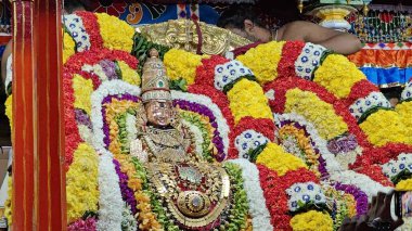 TAMIL NADU, INDIA - NOVEMBER 26, 2023: Hindistan 'ın Tamil Nadu kentindeki Thiruvannamalai' de Arunachalesvara Swamy Tapınağı Karthika Deepam Festivali 'nde çiçek çelengi ile süslenmiş kutsal Hindu tanrısı idolü