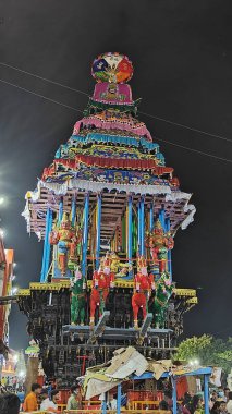 TAMIL NADU, INDIA - NOVEMBER 26, 2023: Arunachalesvara Swamy Temple, Hindistan 'ın Tamil Nadu kentinde Karthika Deepam Festivali' ni kutlayan Hintliler