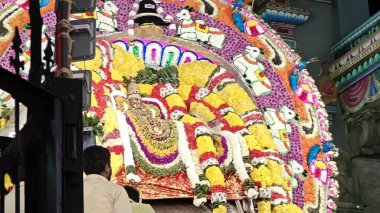 TAMIL NADU, INDIA - NOVEMBER 26, 2023: Hindistan 'ın Tamil Nadu kentindeki Thiruvannamalai' de Arunachalesvara Swamy Tapınağı Karthika Deepam Festivali 'nde çiçek çelengi ile süslenmiş kutsal Hindu tanrısı idolü