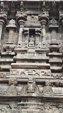 Hindu tanrısının heykeli Tiruvannamalai 'deki Arunachaleswara tapınağının duvarında, Tamil Nadu, Hindistan