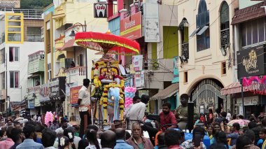 TAMIL NADU, INDIA - NOVEMBER 26, 2023: Arunachalesvara Swamy Temple, Hindistan 'ın Tamil Nadu kentinde Karthika Deepam Festivali' ni kutlayan Hintliler