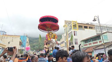 TAMIL NADU, INDIA - NOVEMBER 26, 2023: Arunachalesvara Swamy Temple, Hindistan 'ın Tamil Nadu kentinde Karthika Deepam Festivali' ni kutlayan Hintliler