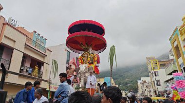 TAMIL NADU, INDIA - NOVEMBER 26, 2023: Arunachalesvara Swamy Temple, Hindistan 'ın Tamil Nadu kentinde Karthika Deepam Festivali' ni kutlayan Hintliler