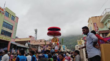 TAMIL NADU, INDIA - NOVEMBER 26, 2023: Arunachalesvara Swamy Temple, Hindistan 'ın Tamil Nadu kentinde Karthika Deepam Festivali' ni kutlayan Hintliler