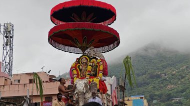 TAMIL NADU, INDIA - NOVEMBER 26, 2023: Arunachalesvara Swamy Temple, Hindistan 'ın Tamil Nadu kentinde Karthika Deepam Festivali' ni kutlayan Hintliler