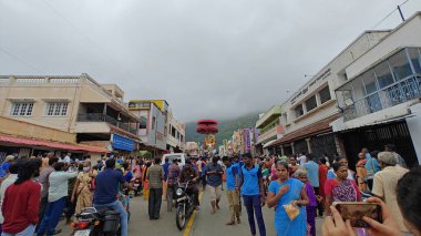 TAMIL NADU, INDIA - NOVEMBER 26, 2023: Arunachalesvara Swamy Temple, Hindistan 'ın Tamil Nadu kentinde Karthika Deepam Festivali' ni kutlayan Hintliler