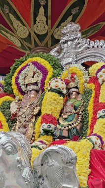 Hindistan 'ın Tamil Nadu kentindeki Thiruvannamalai' de Arunachalesvara Bataklık Tapınağı Karthika Deepam Festivali 'nde çiçek çelengi ile süslenmiş kutsal Hindu tanrısı putu.