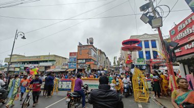TAMIL NADU, INDIA - NOVEMBER 26, 2023: Arunachalesvara Swamy Temple, Hindistan 'ın Tamil Nadu kentinde Karthika Deepam Festivali' ni kutlayan Hintliler