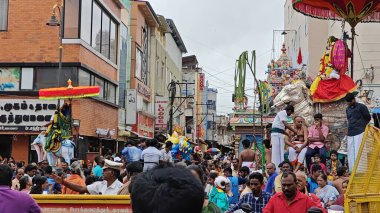 TAMIL NADU, INDIA - NOVEMBER 26, 2023: Arunachalesvara Swamy Temple, Hindistan 'ın Tamil Nadu kentinde Karthika Deepam Festivali' ni kutlayan Hintliler