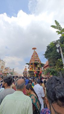 TAMIL NADU, INDIA - NOVEMBER 26, 2023: Arunachalesvara Swamy Temple, Hindistan 'ın Tamil Nadu kentinde Karthika Deepam Festivali' ni kutlayan Hintliler