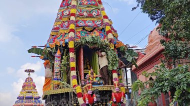 TAMIL NADU, INDIA - NOVEMBER 26, 2023: Hindistan 'ın Tamil Nadu kentindeki Thiruvannamalai' de Arunachalesvara Swamy Tapınağı Karthika Deepam Festivali 'nde çiçek çelengi ile süslenmiş kutsal Hindu tanrısı idolü