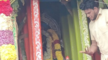 TAMIL NADU, INDIA - NOVEMBER 26, 2023: Hindistan 'ın Tamil Nadu kentindeki Thiruvannamalai' de Arunachalesvara Swamy Tapınağı Karthika Deepam Festivali 'nde çiçek çelengi ile süslenmiş kutsal Hindu tanrısı idolü