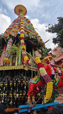 TAMIL NADU, INDIA - NOVEMBER 26, 2023: Arunachalesvara Swamy Temple, Hindistan 'ın Tamil Nadu kentinde Karthika Deepam Festivali' ni kutlayan Hintliler
