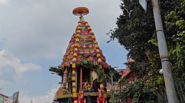 TAMIL NADU, INDIA - NOVEMBER 26, 2023: Arunachalesvara Swamy Temple, Hindistan 'ın Tamil Nadu kentinde Karthika Deepam Festivali' ni kutlayan Hintliler