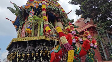 TAMIL NADU, INDIA - NOVEMBER 26, 2023: Arunachalesvara Swamy Temple, Hindistan 'ın Tamil Nadu kentinde Karthika Deepam Festivali' ni kutlayan Hintliler