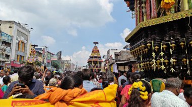 TAMIL NADU, INDIA - NOVEMBER 26, 2023: Arunachalesvara Swamy Temple, Hindistan 'ın Tamil Nadu kentinde Karthika Deepam Festivali' ni kutlayan Hintliler