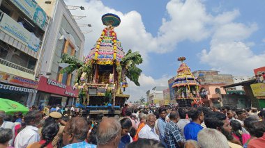 TAMIL NADU, INDIA - NOVEMBER 26, 2023: Arunachalesvara Swamy Temple, Hindistan 'ın Tamil Nadu kentinde Karthika Deepam Festivali' ni kutlayan Hintliler