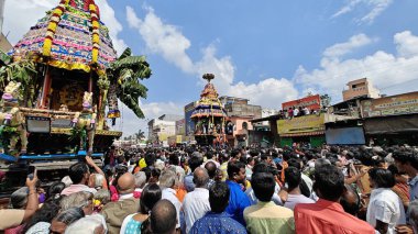 TAMIL NADU, INDIA - NOVEMBER 26, 2023: Arunachalesvara Swamy Temple, Hindistan 'ın Tamil Nadu kentinde Karthika Deepam Festivali' ni kutlayan Hintliler