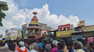 TAMIL NADU, INDIA - NOVEMBER 26, 2023: Arunachalesvara Swamy Temple, Hindistan 'ın Tamil Nadu kentinde Karthika Deepam Festivali' ni kutlayan Hintliler