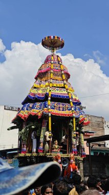 TAMIL NADU, INDIA - NOVEMBER 26, 2023: Arunachalesvara Swamy Temple, Hindistan 'ın Tamil Nadu kentinde Karthika Deepam Festivali' ni kutlayan Hintliler