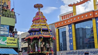 TAMIL NADU, INDIA - NOVEMBER 26, 2023: Arunachalesvara Swamy Temple, Hindistan 'ın Tamil Nadu kentinde Karthika Deepam Festivali' ni kutlayan Hintliler