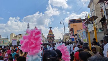 TAMIL NADU, INDIA - NOVEMBER 26, 2023: Arunachalesvara Swamy Temple, Hindistan 'ın Tamil Nadu kentinde Karthika Deepam Festivali' ni kutlayan Hintliler