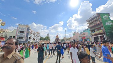 TAMIL NADU, INDIA - NOVEMBER 26, 2023: Arunachalesvara Swamy Temple, Hindistan 'ın Tamil Nadu kentinde Karthika Deepam Festivali' ni kutlayan Hintliler