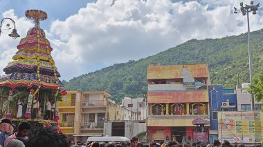 TAMIL NADU, INDIA - NOVEMBER 26, 2023: Arunachalesvara Swamy Temple, Hindistan 'ın Tamil Nadu kentinde Karthika Deepam Festivali' ni kutlayan Hintliler
