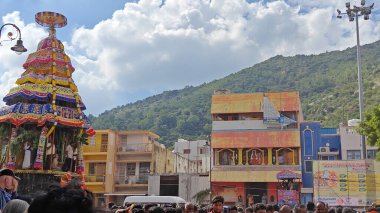 TAMIL NADU, INDIA - NOVEMBER 26, 2023: Arunachalesvara Swamy Temple, Hindistan 'ın Tamil Nadu kentinde Karthika Deepam Festivali' ni kutlayan Hintliler