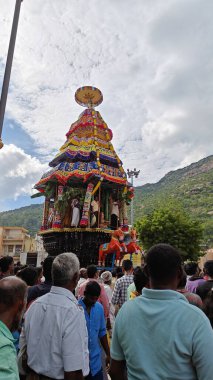 TAMIL NADU, INDIA - NOVEMBER 26, 2023: Arunachalesvara Swamy Temple, Hindistan 'ın Tamil Nadu kentinde Karthika Deepam Festivali' ni kutlayan Hintliler