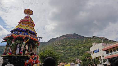 TAMIL NADU, INDIA - NOVEMBER 26, 2023: Arunachalesvara Swamy Temple, Hindistan 'ın Tamil Nadu kentinde Karthika Deepam Festivali' ni kutlayan Hintliler