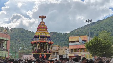 TAMIL NADU, INDIA - NOVEMBER 26, 2023: Arunachalesvara Swamy Temple, Hindistan 'ın Tamil Nadu kentinde Karthika Deepam Festivali' ni kutlayan Hintliler