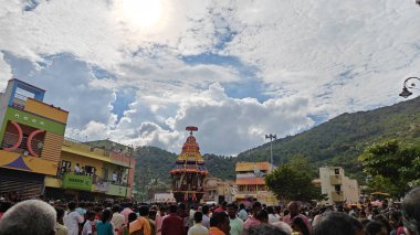 TAMIL NADU, INDIA - NOVEMBER 26, 2023: Arunachalesvara Swamy Temple, Hindistan 'ın Tamil Nadu kentinde Karthika Deepam Festivali' ni kutlayan Hintliler