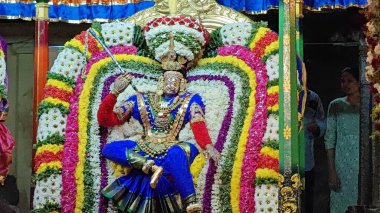 Hindistan 'ın Tamil Nadu kentindeki Thiruvannamalai' de Arunachalesvara Bataklık Tapınağı Karthika Deepam Festivali 'nde çiçek çelengi ile süslenmiş kutsal Hindu tanrısı putu.