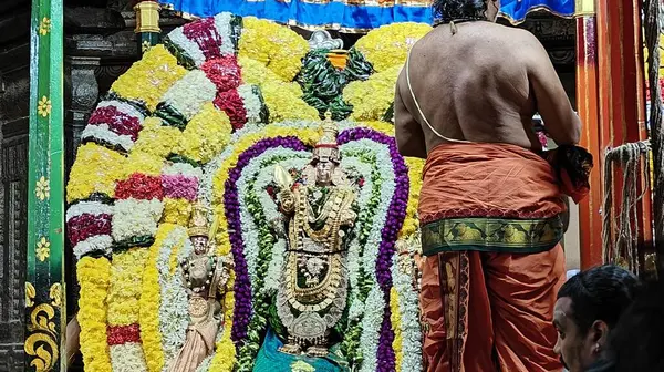 TAMIL NADU, INDIA - NOVEMBER 26, 2023: Hindistan 'ın Tamil Nadu kentindeki Thiruvannamalai' de Arunachalesvara Swamy Tapınağı Karthika Deepam Festivali 'nde çiçek çelengi ile süslenmiş kutsal Hindu tanrısı idolü