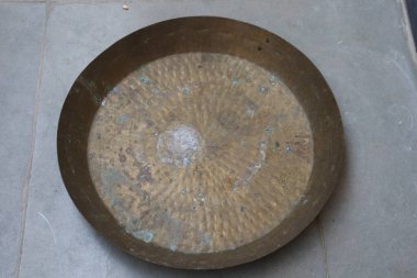 Eski bir pirinç tabak, otantik yemek. 