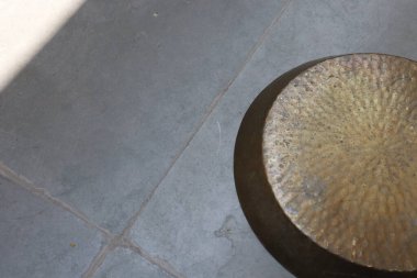 Eski bir pirinç tabak, otantik yemek. 