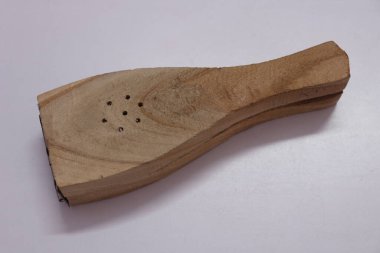 Mutfak için el yapımı ahşap limon sıkacağı Beyaz Arkaplanda izole edildi