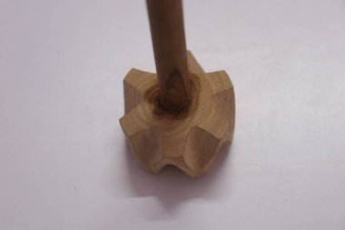 Geleneksel olarak el yapımı ahşap tereyağı sütü yapıcı Beyaz Arkaplanda izole edildi